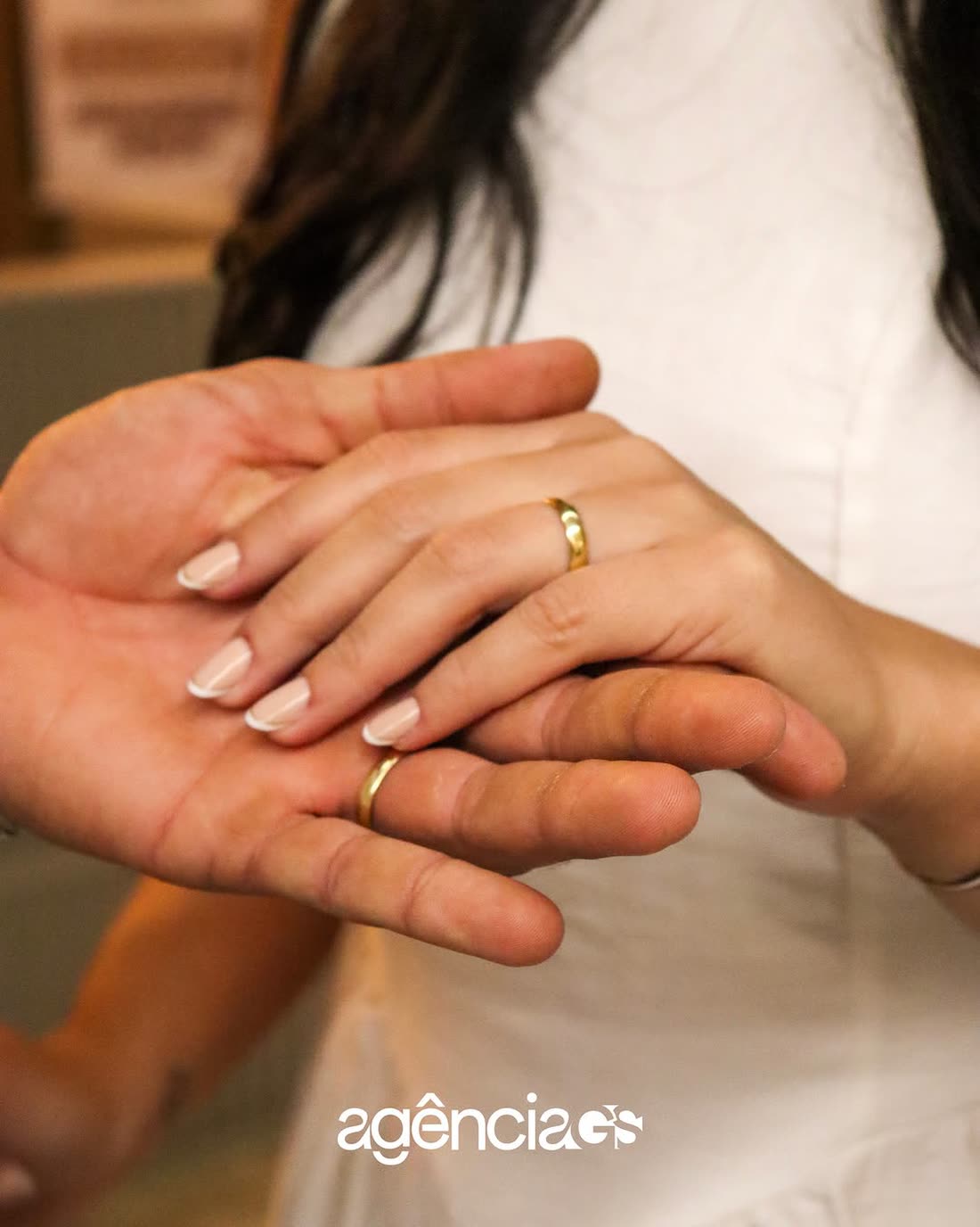 Detalhe das alianças em fotografia de casamento