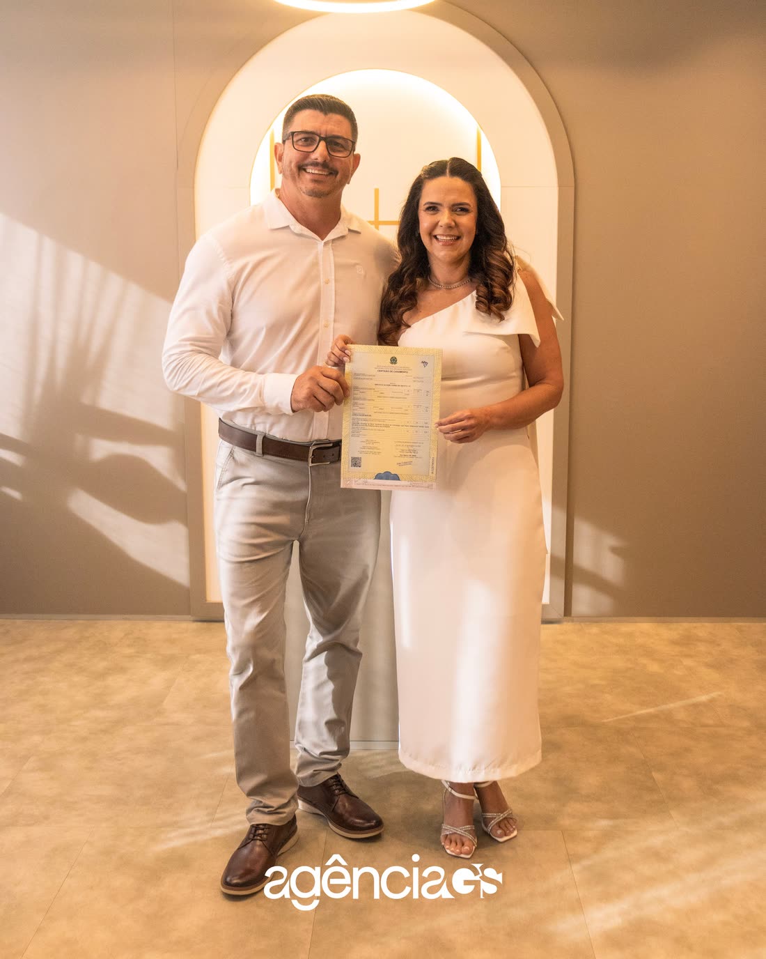 Casal com certidão de casamento